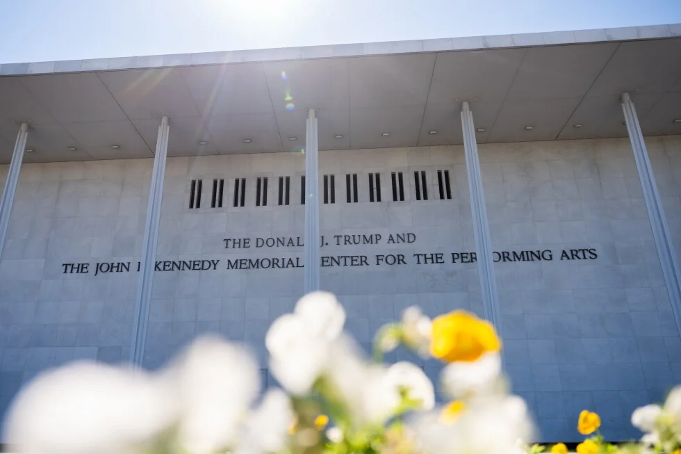 El juez dice que la junta del Kennedy Center rompió la ley con el nombre de Trump en el edificio y para el cierre.