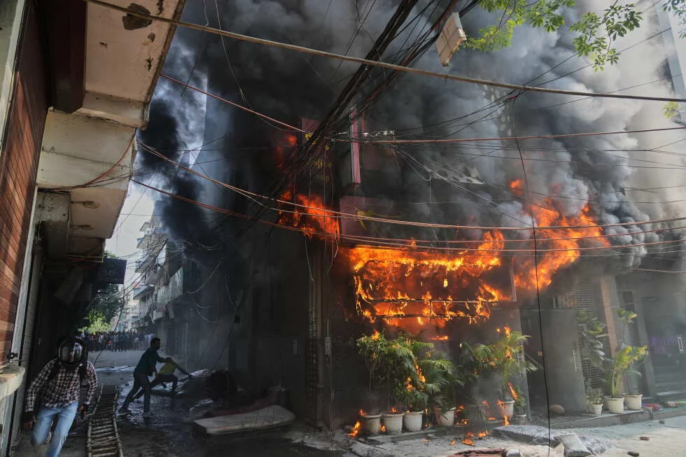 Un incendio en un edificio de Nueva Delhi mata al menos a 21 personas.