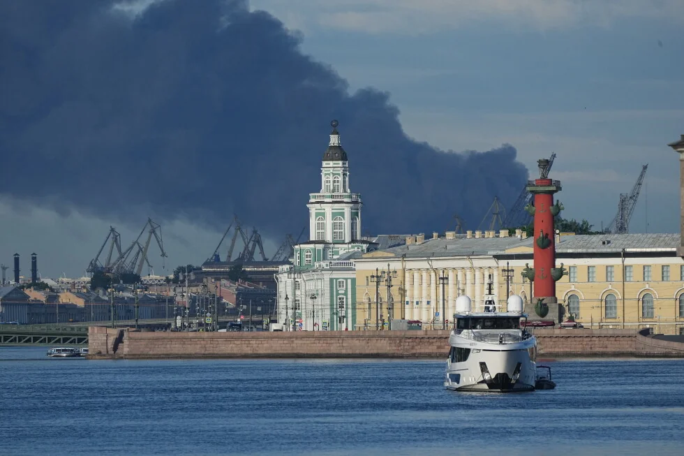 Los drones ucranianos prenden fuego a una terminal de petróleo de San Petersburgo antes de la visita de Putin.