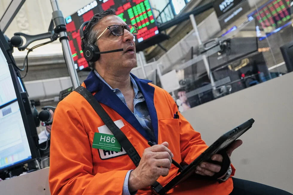 El Dow sube 900 puntos cuando bajan los precios del petróleo, pero las acciones de IA débiles mantienen a Wall Street abajo