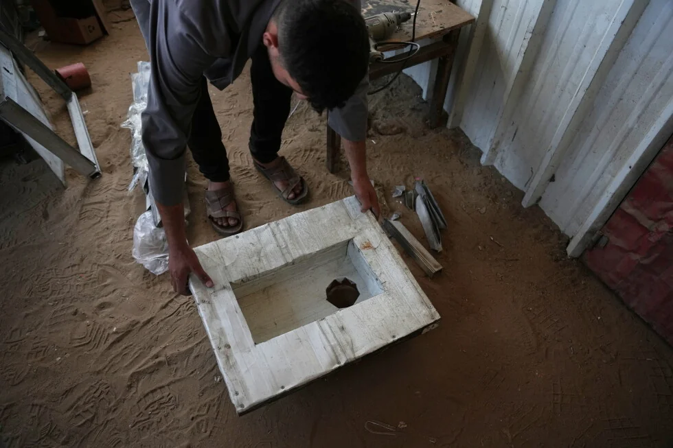 Los palestinos no tienen baños buenos en las grandes ciudades de tiendas de Gaza.