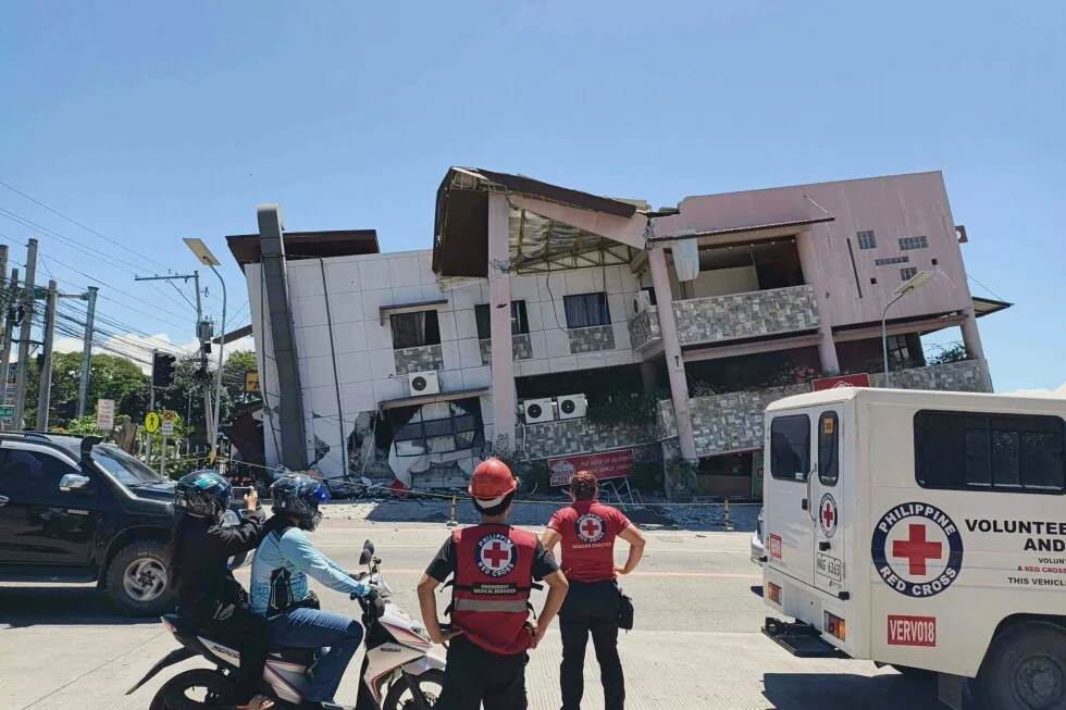 7.8 el terremoto mata a 12 personas, destruye edificios y causa un tsunami en el sur de Filipinas