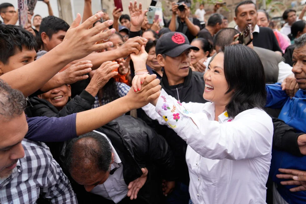 Los votos se cuentan en la segunda vuelta para elegir al noveno líder de Perú en 10 años