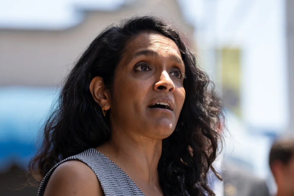 Nithya Raman y Spencer Pratt compiten muy cerca por el puesto de alcalde de Los Ángeles en la segunda vuelta