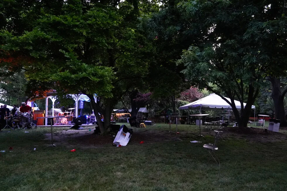 La policía busca a sospechosos en un tiroteo en Ohio que hirió a 12 cerca de un festival en la calle