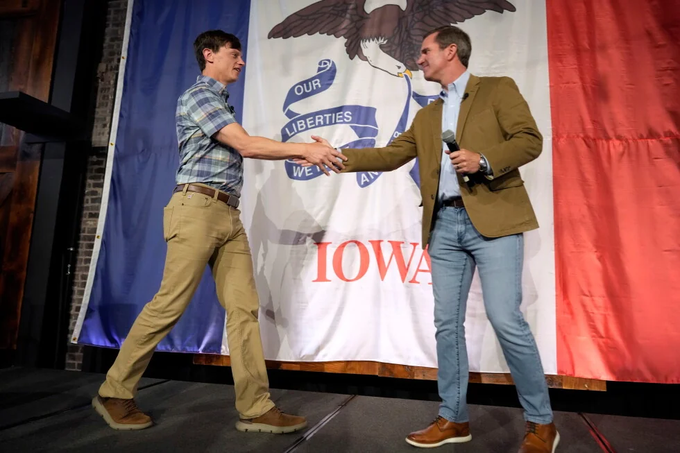 Rob Sand hace campaña con el gobernador de Kentucky, Andy Beshear, mientras los demócratas intentan ganar el puesto de gobernador en Iowa