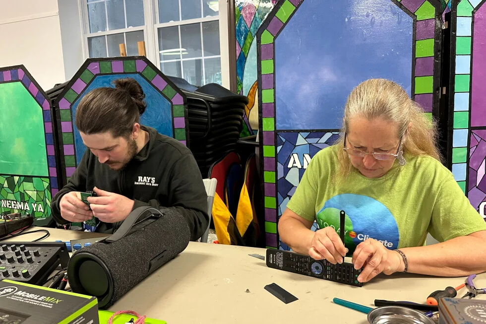 Altavoz roto. ¿Cremallera mala? Los Repair Cafes dicen: ¡arregla esto, no lo tires!