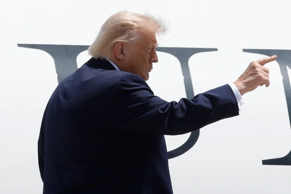 Trump dice que el ejército debe usar la IA más rápido y proteger a los estadounidenses.