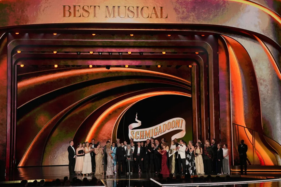 Las reposiciones de Broadway y “Liberation” ganan mucho en los Premios Tony, presentados por Pink