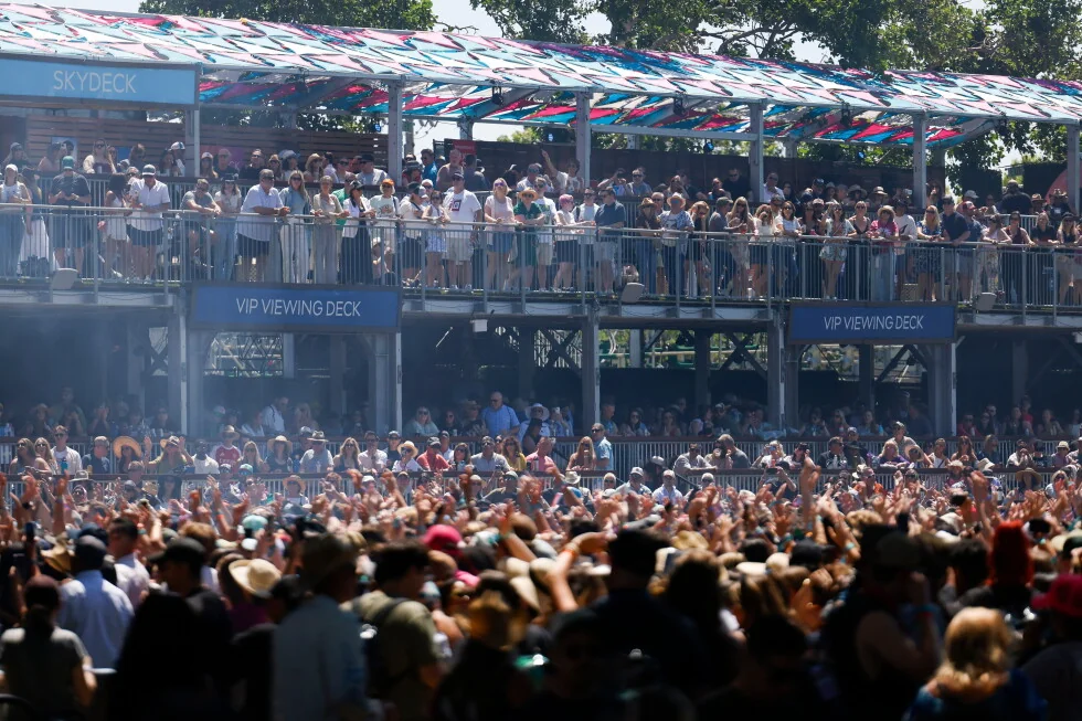 Usa tapones para los oídos en los conciertos de verano para que puedas disfrutar de más música después.