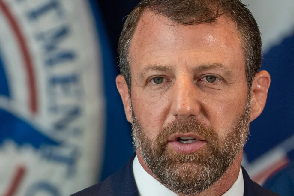 DHS está en las noticias después de 3 muertes con ICE. Esta es una prueba para el secretario Mullin.