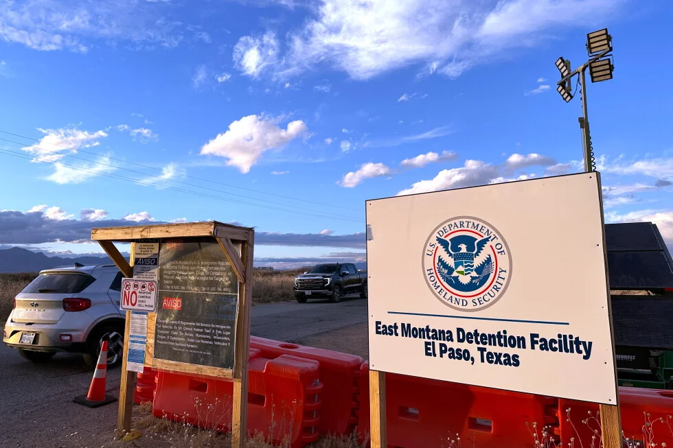 "Informe: Personas en la cárcel de ICE en Texas dicen que los guardias les pegan a menudo."