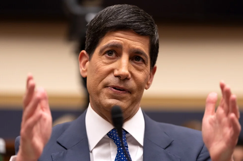 El presidente de la Fed, Warsh, no responde preguntas del Senado sobre precios, IA y conversaciones con Trump.