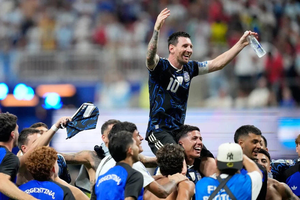 Argentina gana la final del Mundial 2-1 contra Inglaterra.