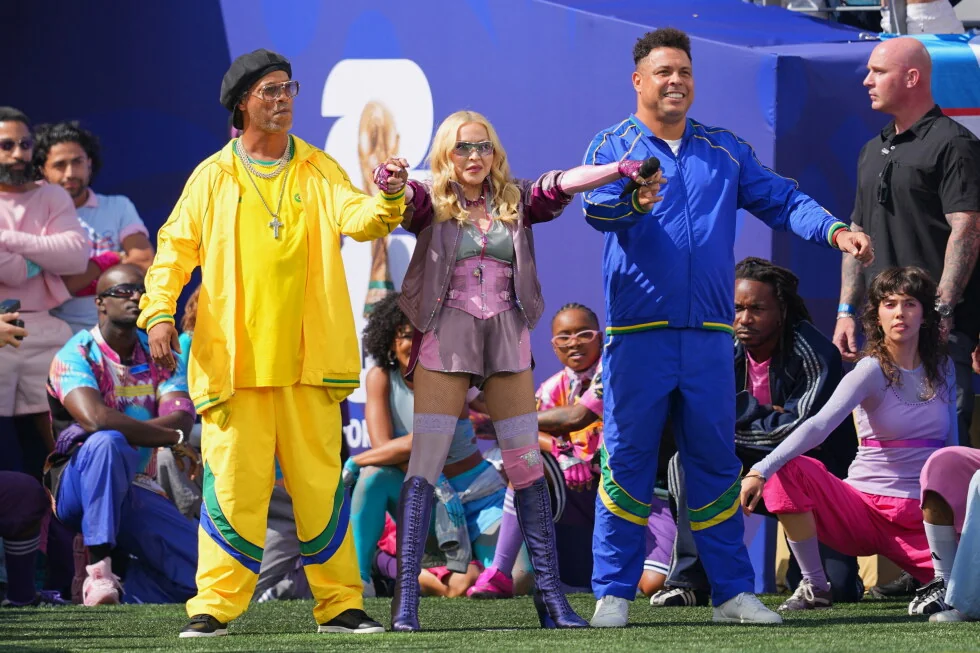 Shakira, Madonna y los Muppets juegan en la Copa del Mundo. BTS y Bieber también juegan.