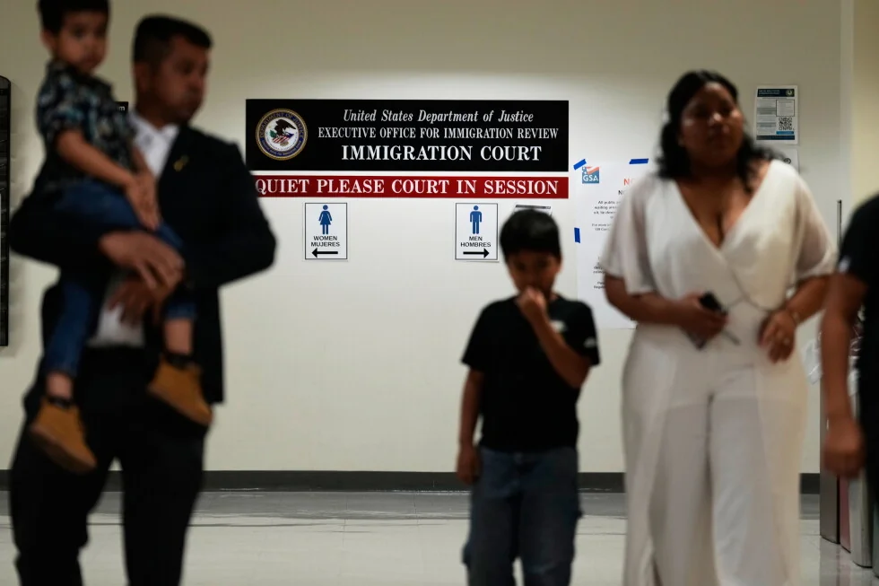 Los tribunales de inmigración trabajan muy rápido. Más personas reciben órdenes de salir.