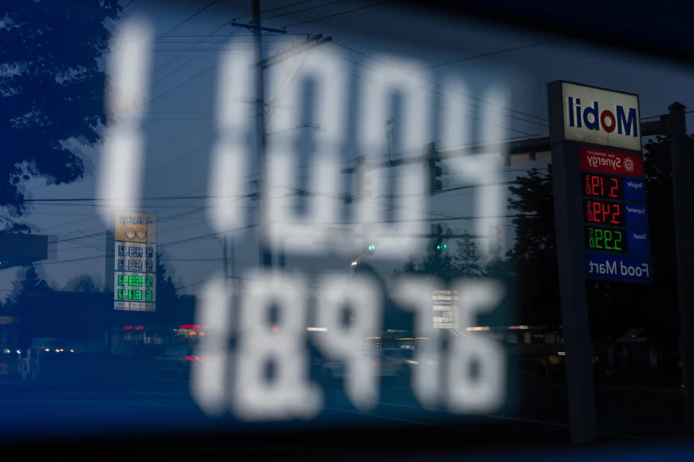 Las grandes compañías de petróleo ganan mucho dinero porque la pelea entre Estados Unidos e Irán sube los precios de la energía.