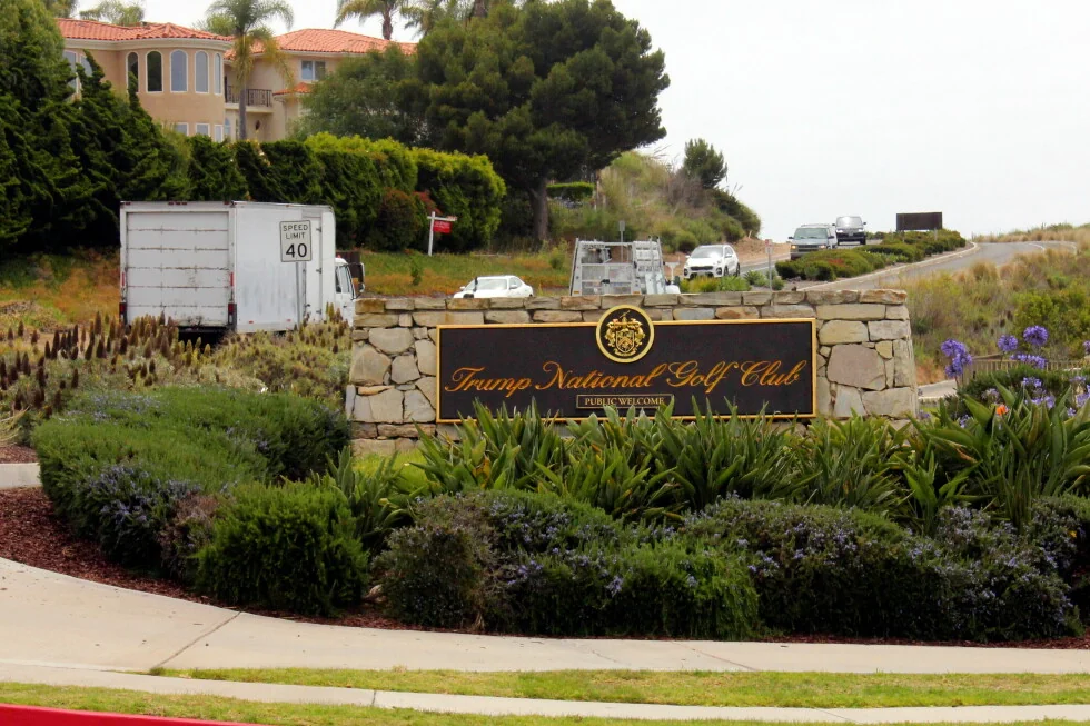 La policía dice que un hombre con balas vigilaba la seguridad en el campo de golf de Trump cerca de Los Ángeles.
