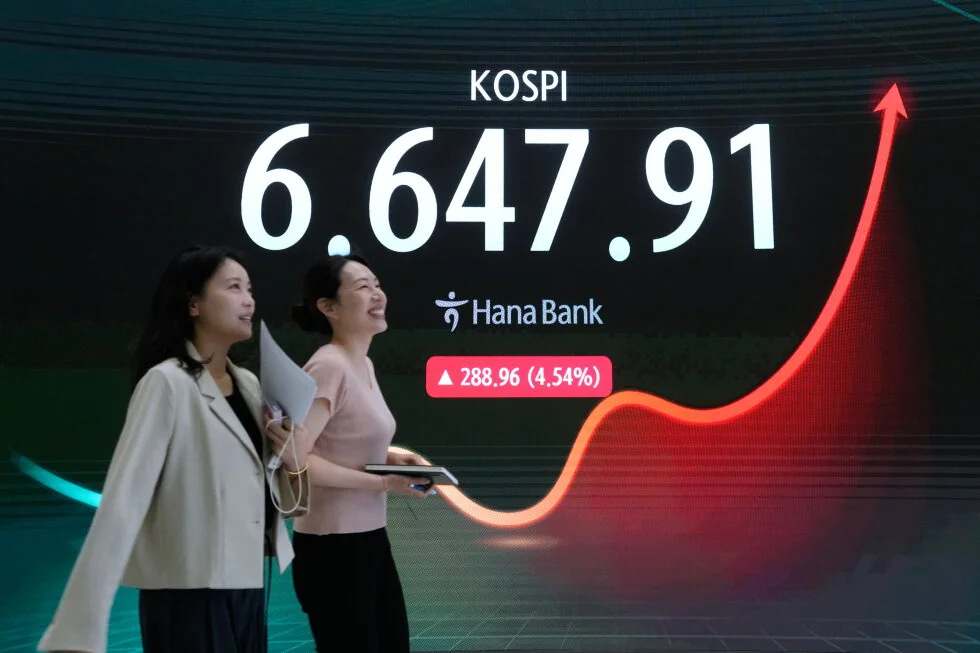 Los precios del petróleo bajan, y los mercados de Asia suben por la esperanza de un acuerdo en Medio Oriente, mientras las empresas dicen que ganaron buen dinero.