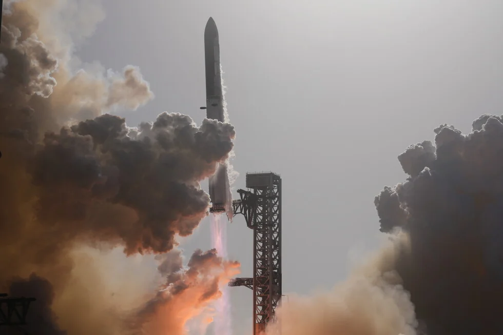 SpaceX reporta una pérdida, pero es más pequeña de lo esperado.