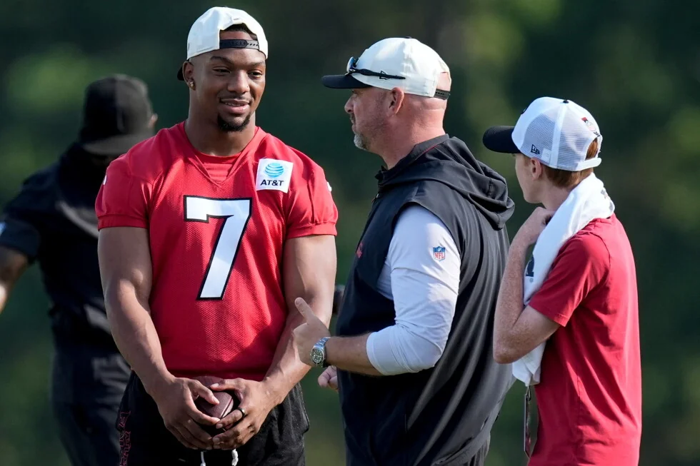 Bijan Robinson firma un contrato de 3 años. Ahora es el corredor mejor pagado de la NFL.
