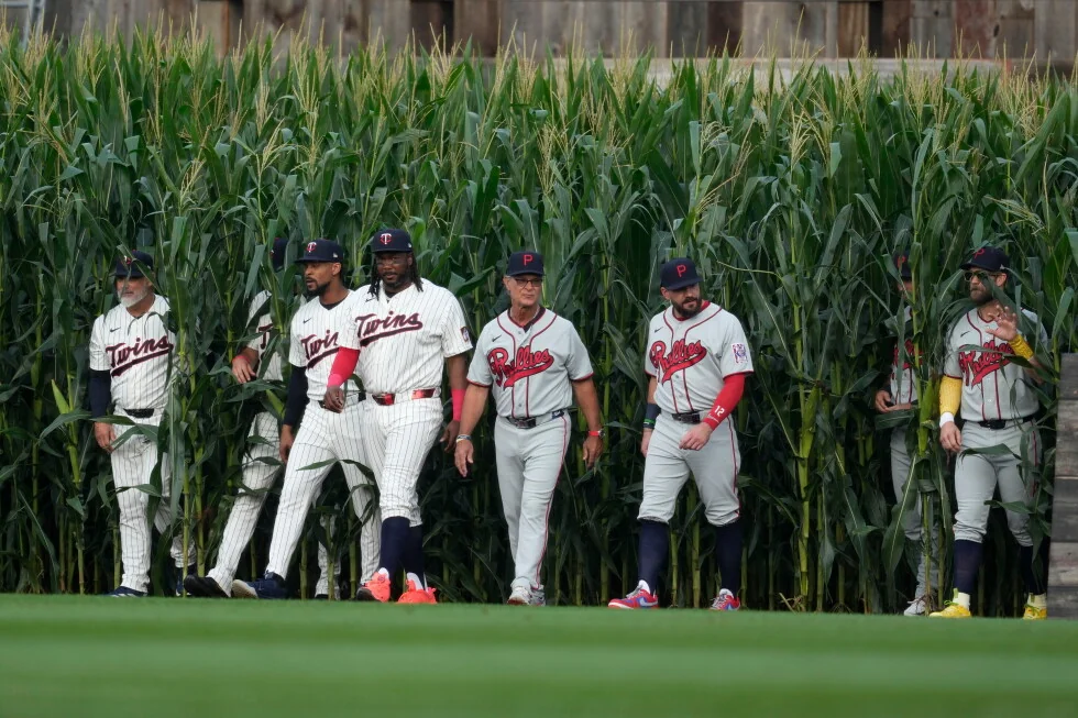 El Campo de los Sueños recibe al Salón de la Fama, cuando 26 miembros salen del maíz para el juego de Phillies contra Twins.