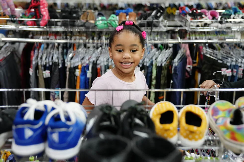 Los zapatos para niños cuestan más. Las familias lo sienten cuando empieza la escuela.