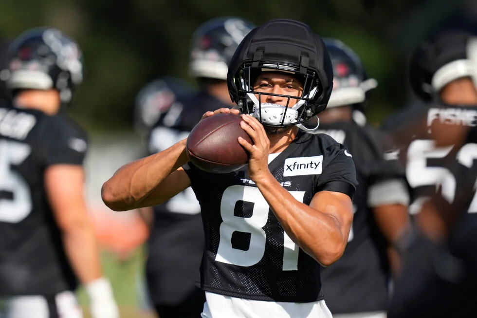 El jugador de los Texans, Jayden Higgins, está lastimado por la temporada. Su rodilla está rota, dice una fuente de AP.