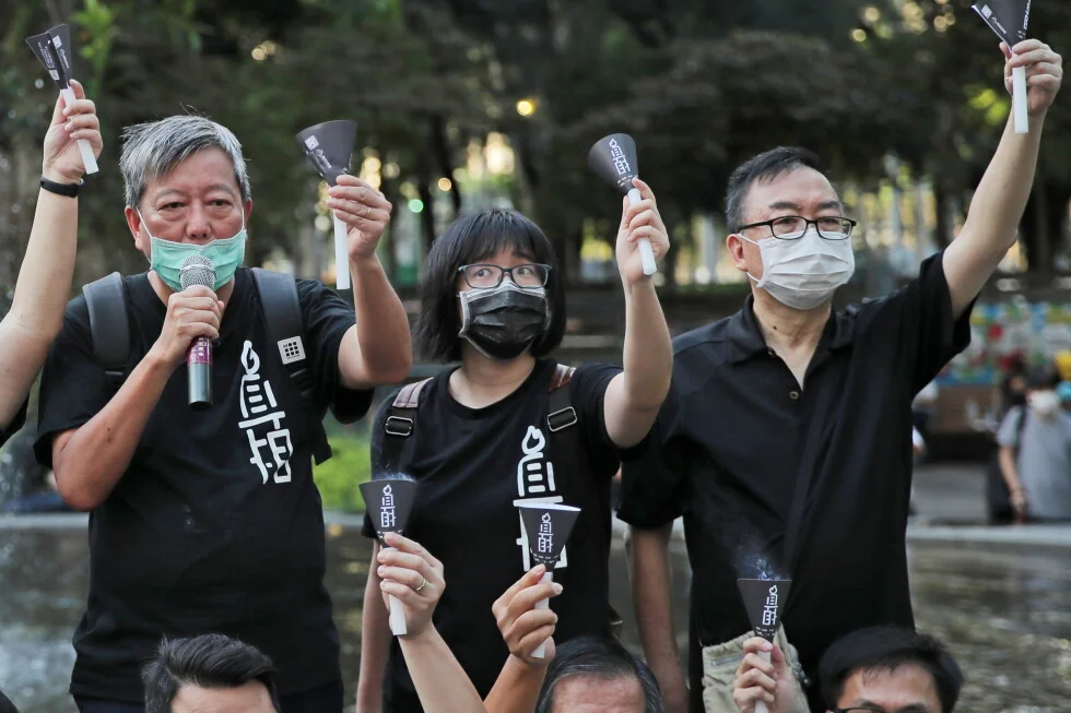 Dos personas que ayudaron a organizar las vigilias de Tiananmen en Hong Kong fueron declaradas culpables en un caso de seguridad.