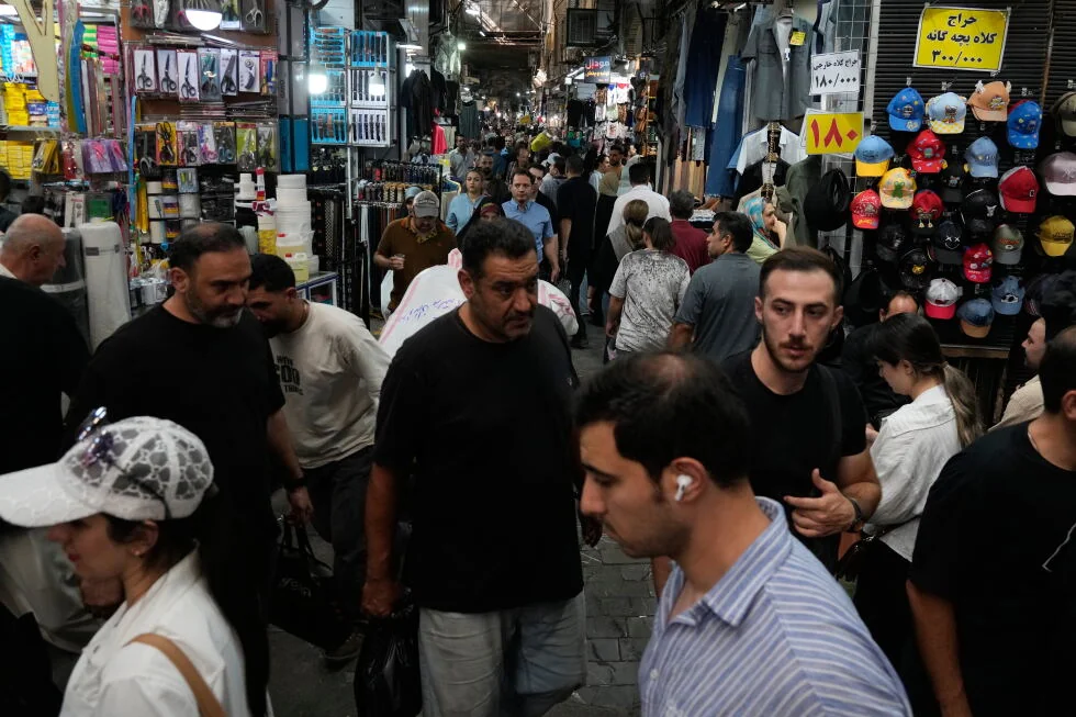 Las familias iraníes encuentran difícil comprar cosas básicas porque Estados Unidos hace más fuerte la guerra económica.
