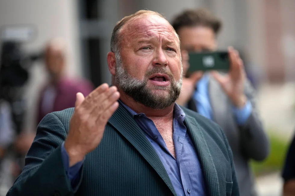 El tribunal reduce la multa de 50 millones de dólares para Alex Jones de Infowars. Él dijo que las muertes de Newtown eran un engaño.
