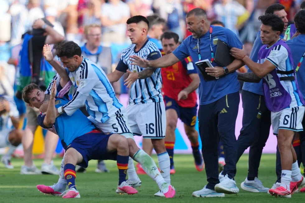 Paredes suspendido 10 partidos. FIFA para a 3 jugadores de Argentina después de la pelea en la final del Mundial.