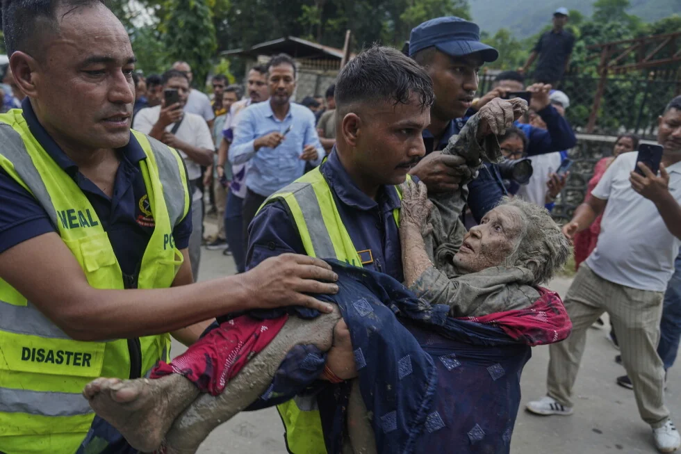 Las inundaciones matan a más de 360 personas en Nepal y el Tíbet. Más de 1.400 están desaparecidas.