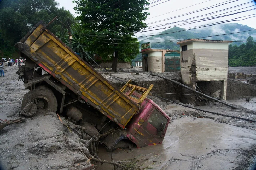 Las inundaciones en Nepal muestran un gran peligro de hielo en las montañas que se calientan.