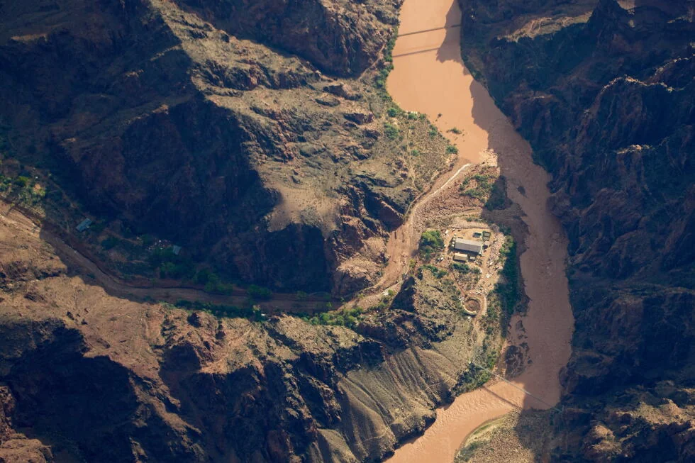 Los rescatistas salvaron a unas 80 personas en las inundaciones del Gran Cañón. 2 personas murieron y 1 persona está desaparecida, dicen los oficiales.