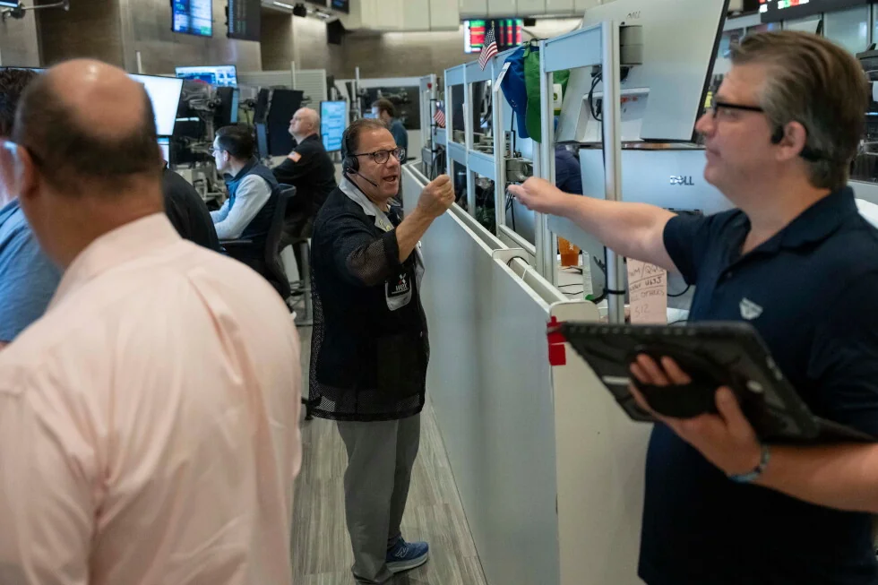 Las acciones bajan en Wall Street porque el precio del petróleo sube y los bonos se venden.