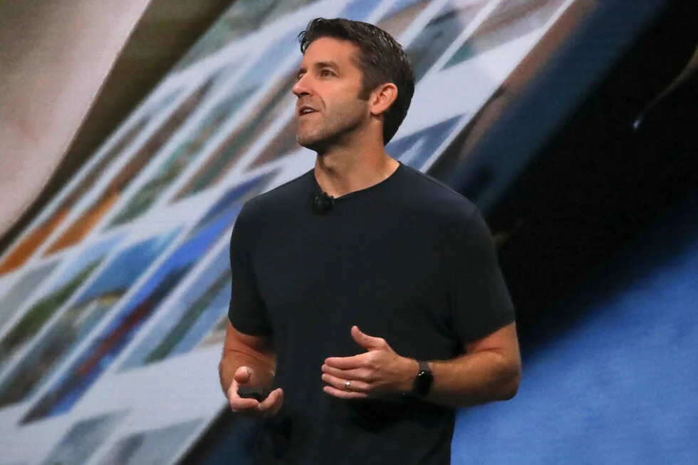 John Ternus es el nuevo director ejecutivo de Apple. Él reemplaza a Tim Cook después de 15 años.