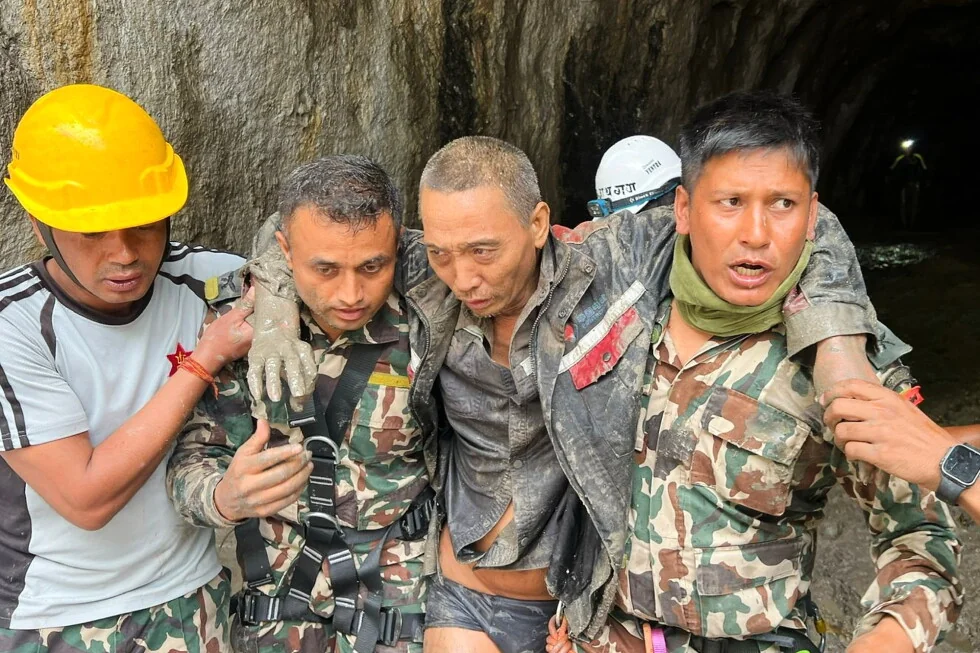 Los rescatistas encuentran a 2 personas vivas en Nepal 10 días después de grandes inundaciones.