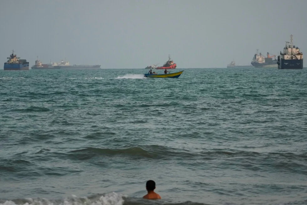 EE. UU. ataca a 3 barcos de petróleo de Irán después de decir que dispararon a barcos de guerra.