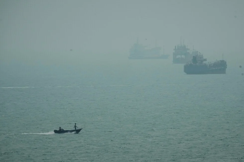 El ejército de EE. UU. dice que ha destruido 5 petroleros iraníes después de ataques con misiles contra un buque de guerra de la Armada.