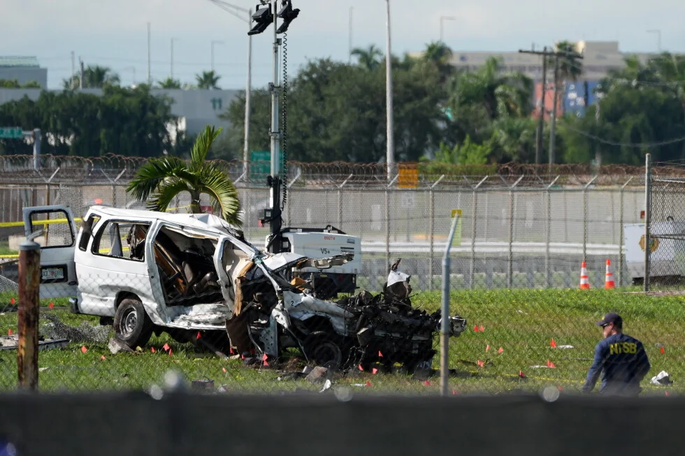 5 personas murieron en un accidente de avión en Miami. Estaban en una furgoneta para limpiadores de aviones.