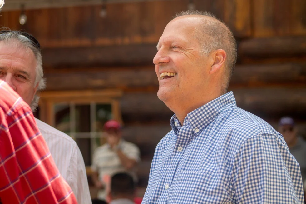 Los votantes de Nuevo Hampshire eligen candidatos mientras la senadora Shaheen se va y la gente pelea por trabajos importantes.
