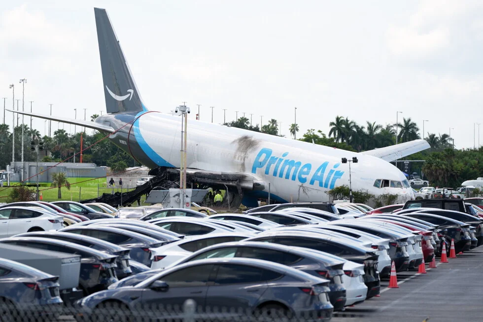 Un accidente de avión en Miami mata a 5 trabajadores en una furgoneta.