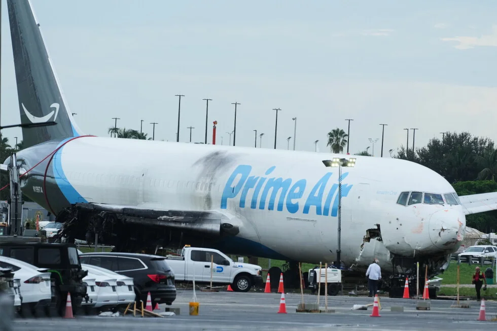 Amazon deja de usar 21 Air. Un avión de 21 Air se salió de una pista en Miami y mató a 5 personas.