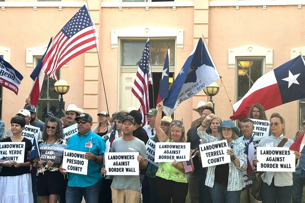 Dueños de tierras en Texas piden a la corte parar el muro de Trump en Big Bend