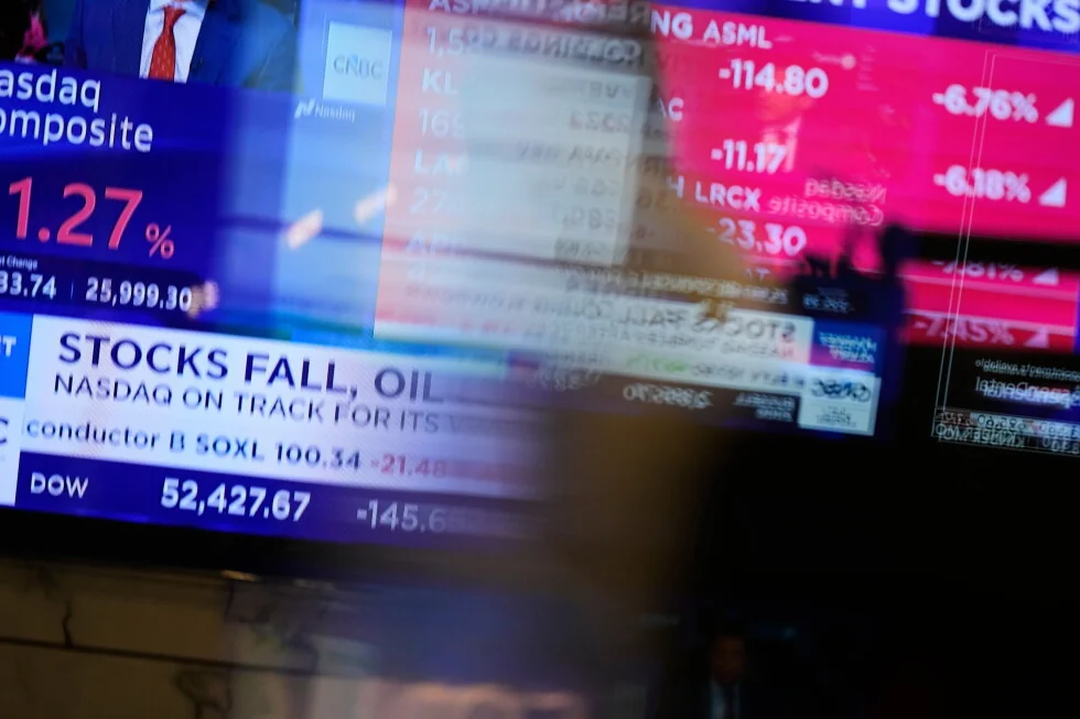 Las acciones de IA bajan, pero Wall Street sigue tranquilo y el petróleo baja