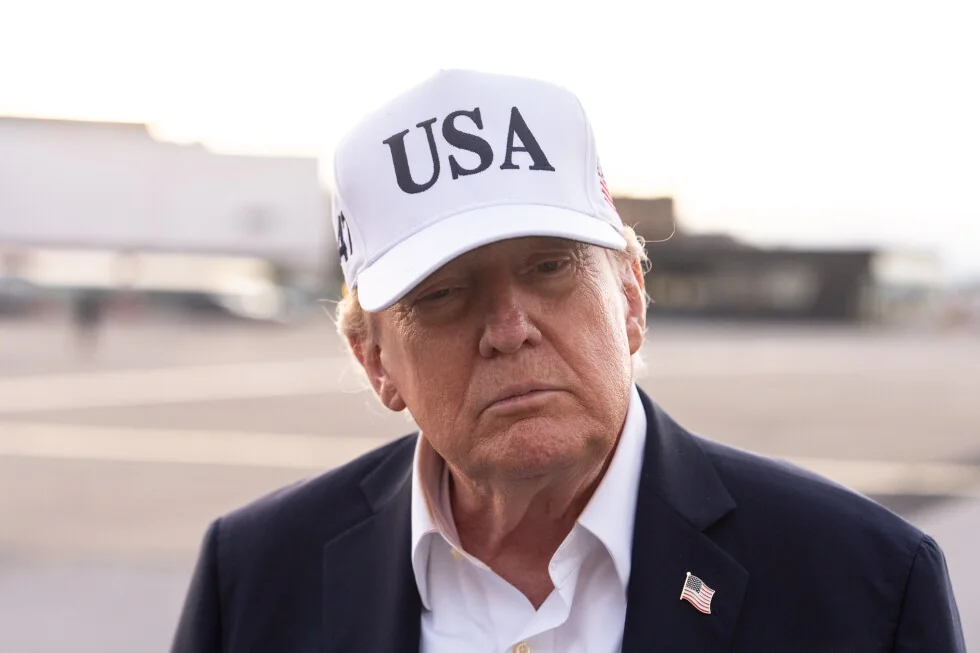 Trump dice que la IA es una ‘mentira’ y una ‘enfermiza conspiración’.