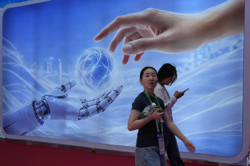 China está enojada con el CEO de Anthropic por "generar miedo" sobre su IA.