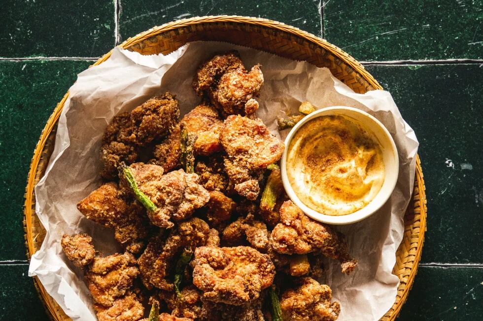 El pollo de Betty Liu se fríe dos veces. Es crujiente y lleno de sabor.