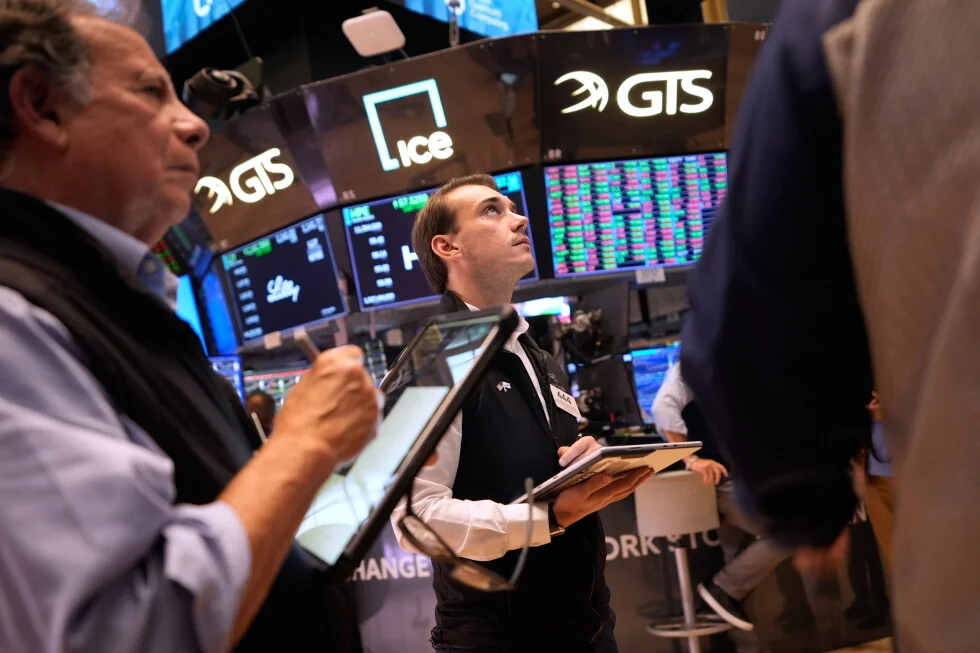 Las acciones de EE. UU. tienen su mejor día en 6 semanas mientras bajan el petróleo y los bonos